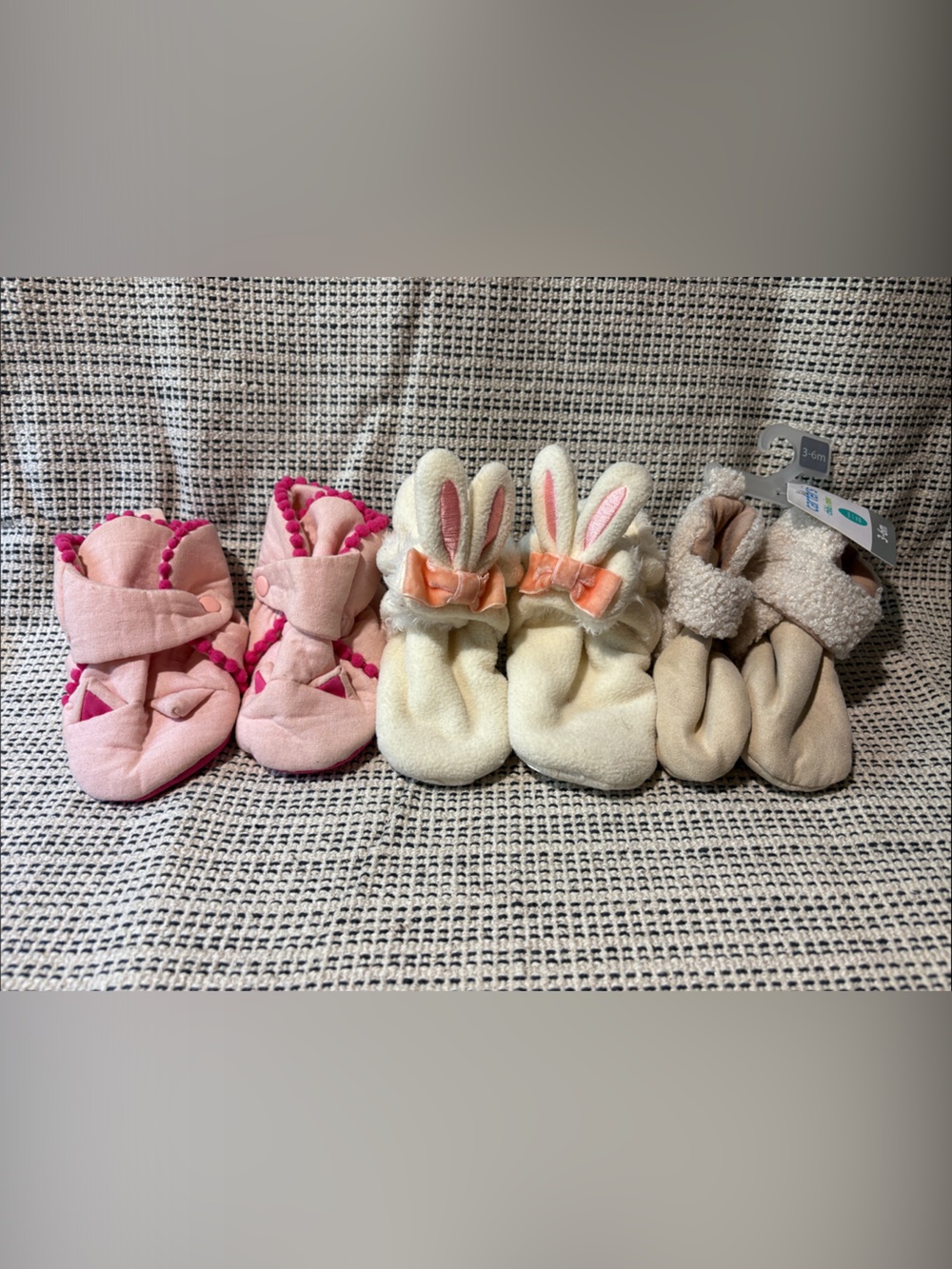 Lot of 3 baby slippers: size 3-6 months